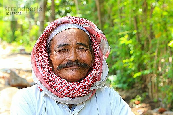 Lachender moslemischer Mann mit Tuch  Lombok  Indonesien  Asien