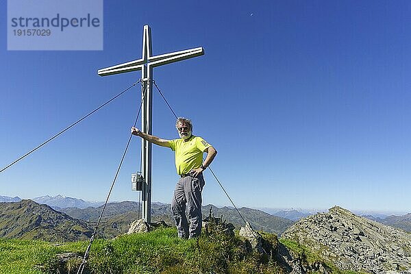 Wanderer  Senior  65  hält Gipfelrast auf dem Östlichen Salzachgeier  Oberpinzgau  Salzburger Land  Österreich  Europa