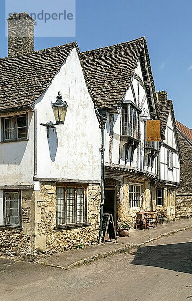 Das Restaurant Sign of the Angel im historischen Dorf Lacock  Wiltshire  England  UK