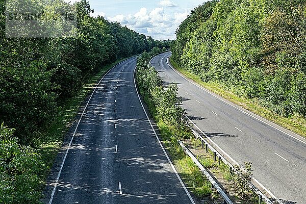 Ruhiger  leerer Abschnitt der zweispurigen Straße A12 in der Nähe von Wickham Market  Suffolk  England  UK