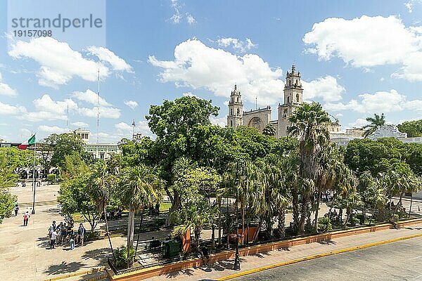 Erhöhte Ansicht der Kathedralkirche über der Plaza Grande im Stadtzentrum  Merida  Bundesstaat Yucatan  Mexiko  Mittelamerika