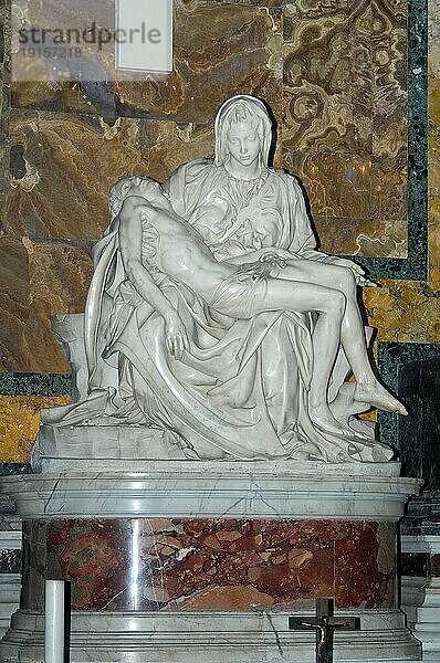 Frontalansicht von Marmorskulptur Skulptur aus weißer Marmor aus Carrara Pieta von Michelangelo Maria Mutter Gottes trauert hält Sohn  Petersdom  Vatikanstadt  Vatikan  Italien  Europa