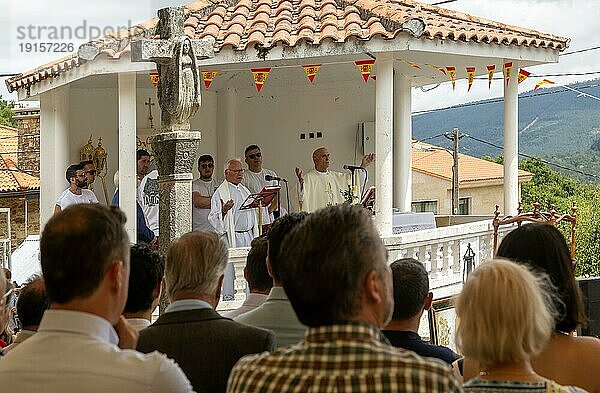 Dorffest Katholischer Priester betet beim Gottesdienst im Freien  Rubillon  Provinz Ourense  Galicien  Spanien  Europa