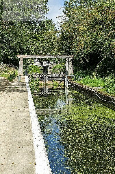 Schleuse und Schleusentor des Flusses Stour in Flatford Mill  East Bergholt  Suffolk  England  UK