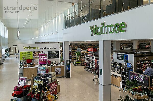 Innenraum eines Waitrose Supermarkts  Ipswich  Suffolk  England  UK