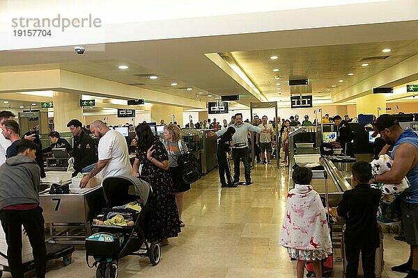 Menschen beim Passieren der Sicherheitskontrolle im Flughafen von Cancun  Mexiko  Mittelamerika