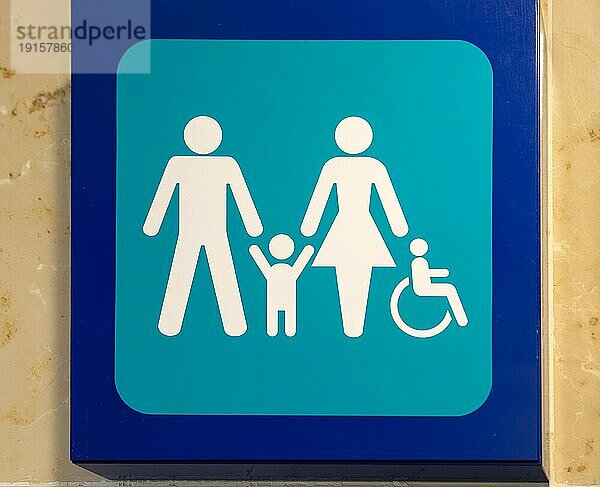 Schild für Toiletten mit Figuren von Mann  Frau  Kind  Rollstuhl  Merida  Mexiko  Mittelamerika