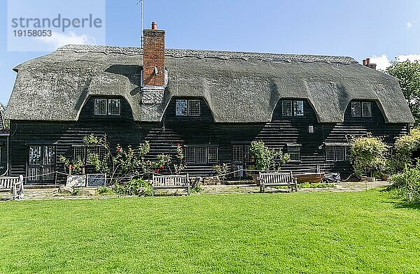 Strohgedecktes Getreidespeichergebäude Flatford Mill  East Bergholt  Suffolk  England  UK