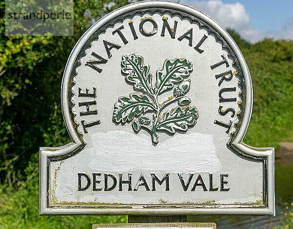 National Trust Dedham Vale Schild  Flatford  East Bergholt  Suffolk  England  UK