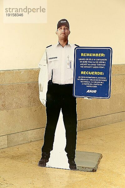 Sicherheitspersonal aus Pappe  das bei der Sicherheitskontrolle im Flughafen von Cancun  Mexiko  an die Verwendung von Liguid Gelen erinnert  Mittelamerika