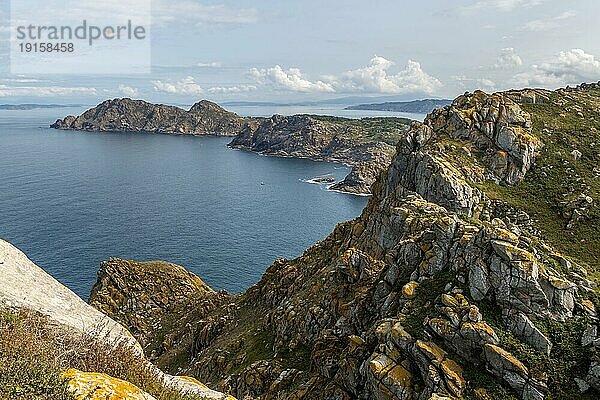 Nach Westen gerichtete steile Klippen  Blick nach Norden von der Isla del Faro  Cies Inseln  Atlantikinseln Galicia Maritimer Terrestrischer Nationalpark  Spanien  Europa