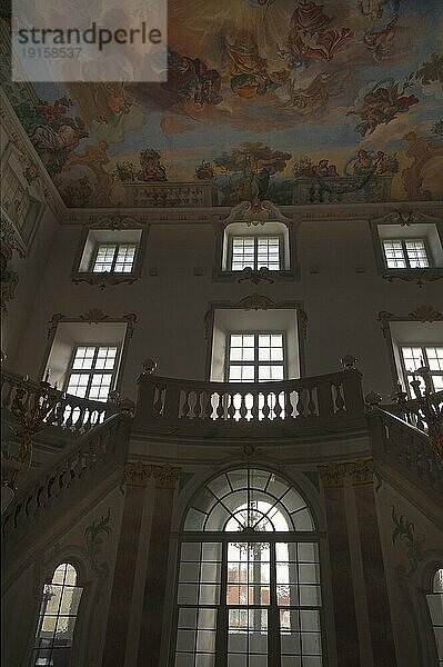 Wurzacher Schloss mit Barocktreppenhaus von 1723  Gegenlicht Fenster Scherenschnitt-artig  Bad Wurzach  Baden-Württemberg  Deutschland  Europa