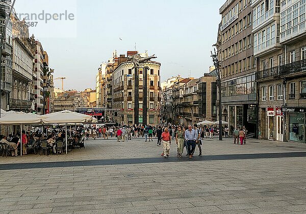 Menschen auf dem zentralen Platz in der Fußgängerzone  Praza Porto do Sol  im Stadtzentrum von Vigo  Galicien  Spanien  Europa