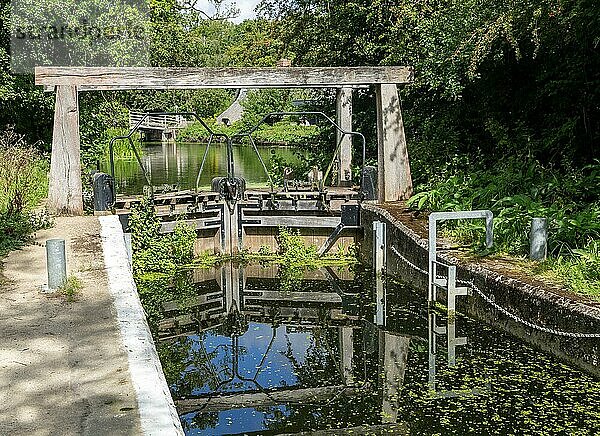 Schleuse und Schleusentor des Flusses Stour in Flatford Mill  East Bergholt  Suffolk  England  UK