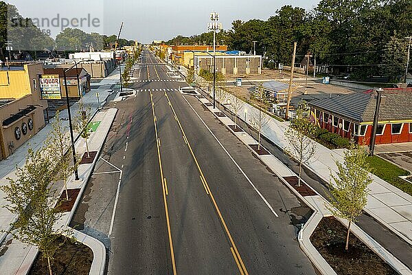 Detroit  Michigan  Ein neues Straßenbild im Stadtteil Morningside reduziert den Verkehr auf eine Fahrspur in jede Richtung und bietet geschützte  von Bäumen gesäumte Fahrradwege