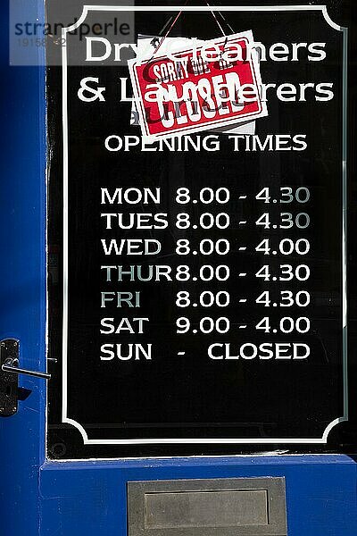 Ladenöffnungszeiten Sonntag geschlossen  Woodbridge  Sufffolk  England  UK Sonntag geschlossen