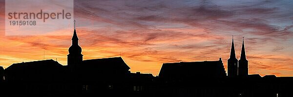 Silhouette  Kirchtürme im Abendrot  Würzburg  Unterfranken  Franken  Bayern  Deutschland  Europa