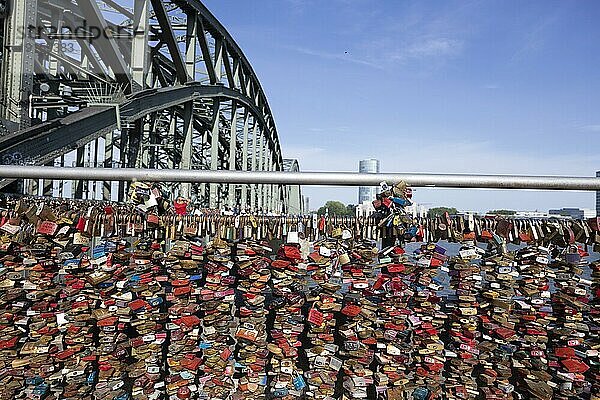 Große Mengen sogenannter Liebesschlösser an der Kölner Hohenzollerbrücke  Köln  Nordrhein-Westfalen  Deutschland  Europa