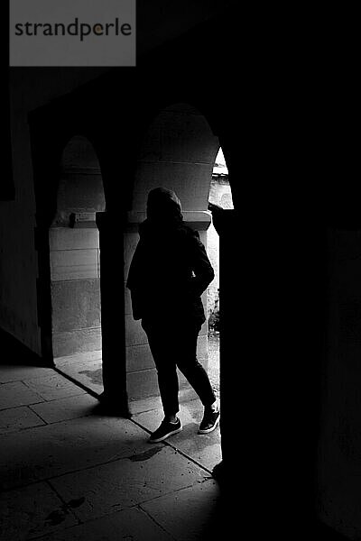 Frau in Silhouette Eingang im Bogengang in Schaffhausen  Schweiz  Europa