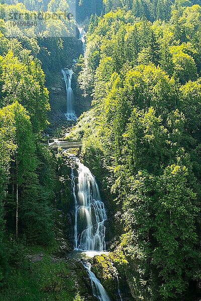 Der Giessbach Wasserfall in Langzeitbelichtung am Berghang an einem sonnigen Sommertag in Brienz  Berner Oberland  Kanton Bern  Schweiz  Europa