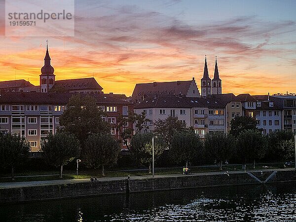 Blick von der alten Mainbrücke  Silhouette  Kirchtürme im Abendrot  Fluss Main  Würzburg  Unterfranken  Franken  Bayern  Deutschland  Europa