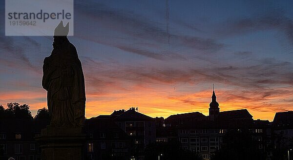 Silhouette  Kirchturm im Abendrot  Heiliger Bruno  Heiligenstatue  Alte Mainbrücke  Würzburg  Unterfranken  Franken  Bayern  Deutschland  Europa