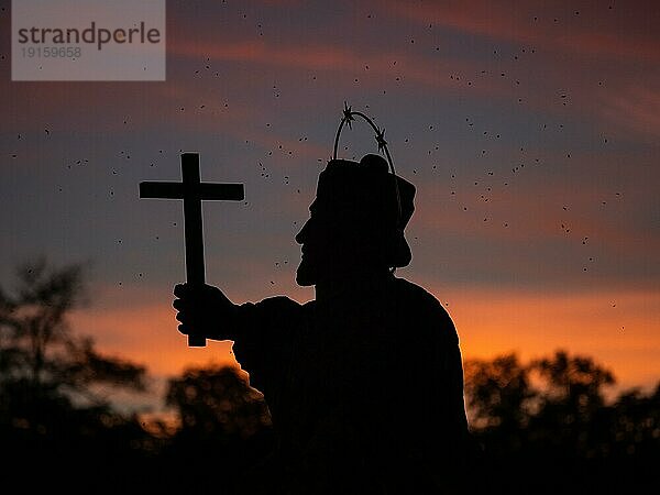 Silhouette im Abendrot  Der Brückenheilige Johannes von Nepomuk  alte Mainbrücke  Würzburg  Bayern  Deutschland  Europa