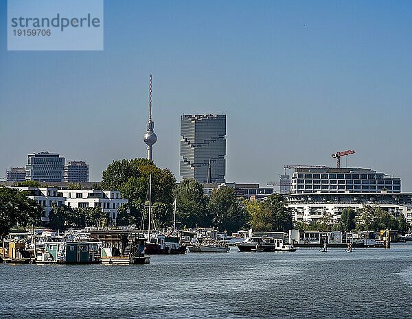Panoramblick von der Spree in Richtung Treptow und der Berliner City Ost  Berlin  Deutschland  Europa