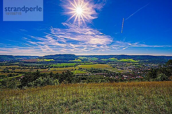 Blick über das Saaletal mit den Kernbergen im Hintergrund und Sonnenstern am blauen Himmel  Jena  Thüringen  Deutschland  Europa