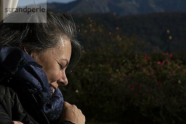 Headshot einer glücklichen Frau mit Sonnenlicht in Lugano  Tessin in der Schweiz