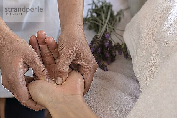 Handmassage im Büro des Massagetherapeuten. Nahaufnahme. Entspannende Massage  manuelle und ästhetische Verfahren im SpaSalon