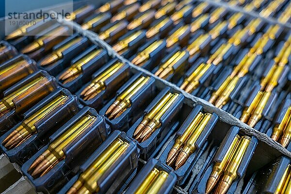 Große Gruppe von Waffenkugeln in einem Container in der Schweiz