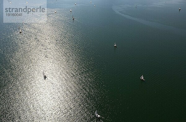 Drohnenaufnahme  Segelboote im Gegenlicht am Mondsee  Salzkammergut  Oberösterreich  Österreich  Europa