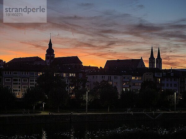 Silhouette  Kirchtürme im Abendrot  Würzburg  Unterfranken  Franken  Bayern  Deutschland  Europa