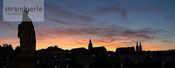 Silhouette  Kirchtürme im Abendrot  Heiliger Bruno  Heiligenstatue  Alte Mainbrücke  Würzburg  Unterfranken  Franken  Bayern  Deutschland  Europa