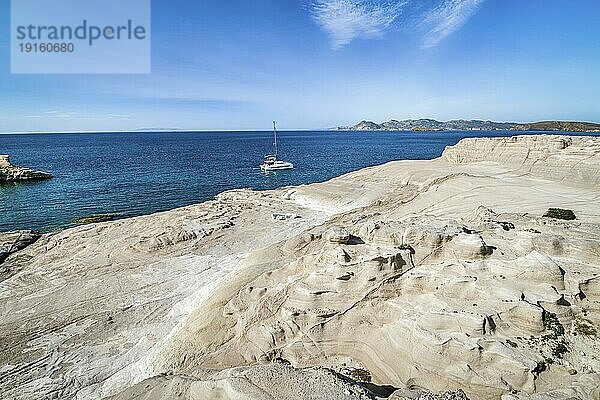 Berühmte weiße Felsen von Sarakiniko Strand  Ägäisches Meer  Insel Milos  Griechenland. Keine Menschen  einsames Segelboot  leere Klippen  Sommertag Sonnenschein  klares Meer  blaues Wasser  keine Wolken Himmel  schöne Landschaft  fantastische Felsen von Touristenziel