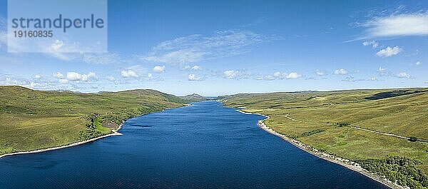 Luftbild-Panorama von Loch Hope in den Northern Highlands  Grafschaft Sutherland  Schottland  Großbritannien  Europa