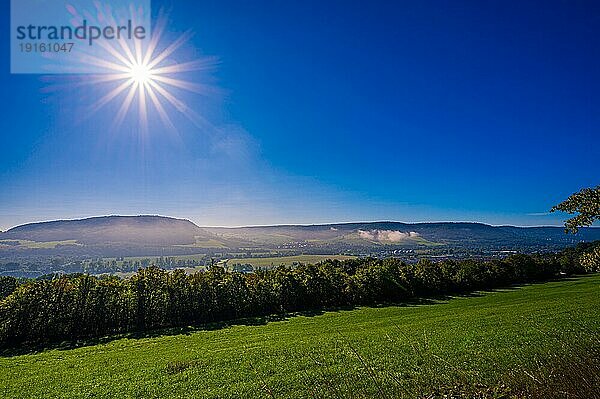 Nebel unterhalb der Kernberge über dem Ort Kunitz bei Jena mit Sonnenstern und blauem Himmel  Jena  Thüringen  Deutschland  Europa