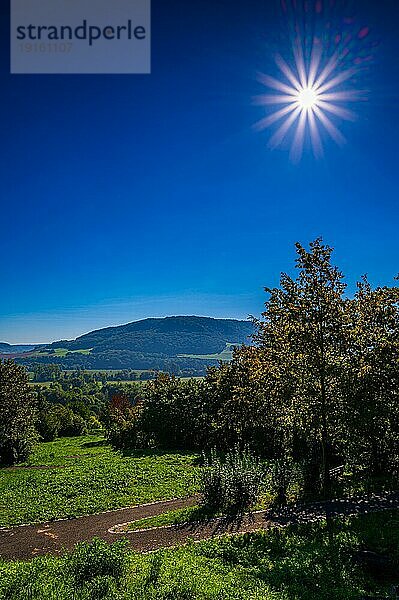 Blick auf die Kernberge bei Jena mit blauem Himmel und Sonnenstern  Jena  Thüringen  Deutschland  Europa