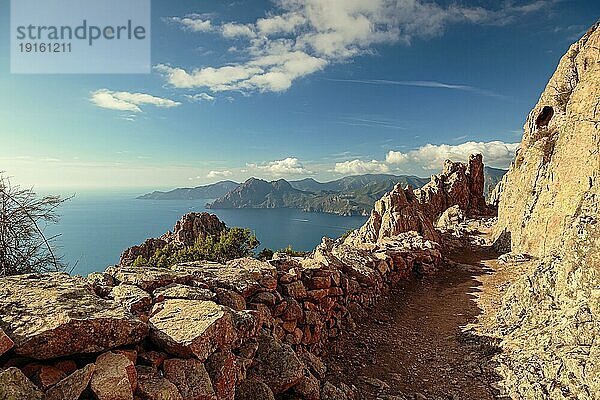 Die Calanche eine bizarre Felsenlandschaft südlich von Porto im Regionalen Naturpark Korsika Frankreich Europa