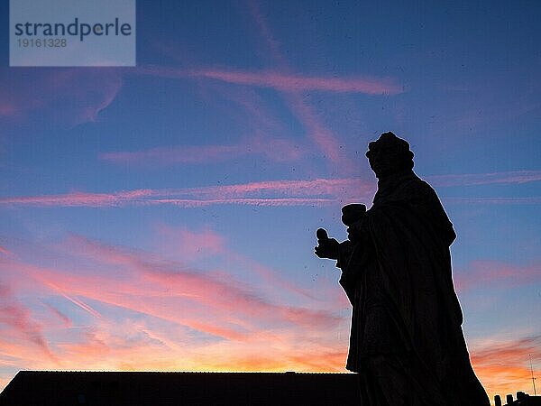 Silhouette im Abendrot  Statue von Kardinal Carolus Borromäus  italienischer Heiliger  Karl  Alte Mainbrücke  Skulptur  Würzburg  Unterfranken  Franken  Bayern  Deutschland  Europa