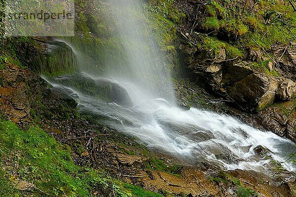 Der Giessbach Wasserfall an der Bergseite in Langzeitbelichtung in Brienz  Berner Oberland  Kanton Bern  Schweiz  Europa