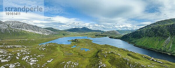 Luftbild-Panorama vom Süßwassersee Loch Stack in den Northern Highlands  Grafschaft Sutherland  Schottland  Großbritannien  Europa