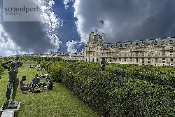 Junge leute auf den Grünanlagen vor dem Louvre  Paris  Frankreich  Europa