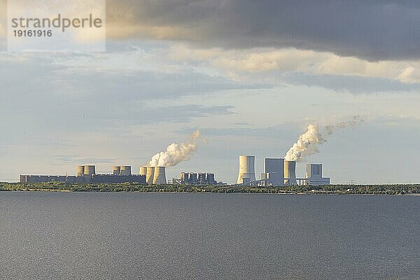 Landschaftspark Bärwalder See  Bergbaufolgelandschaft  Restloch des Tagebaus Bärwalde  Silhouette des Kraftwerkes Boxberg  Klitten  Sachsen  Deutschland  Europa