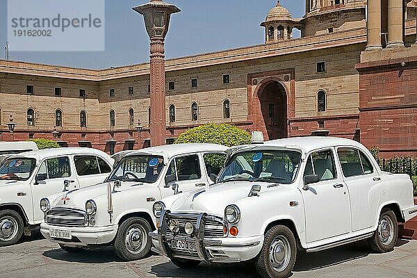 Traditionelle altmodische weiße indische Autos im Rashtrapati Bhavan  der offiziellen Residenz des indischen Präsidenten in Neu Delhi