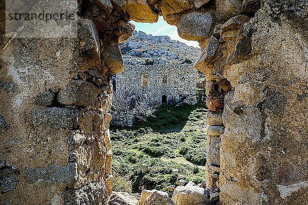 Ruinen von Occi. Der seit Jahrhunderten verlassene Ort ist ein Touristenmagnet im Westen der Mittelmeer-Insel Korsika  Frankreich  Europa