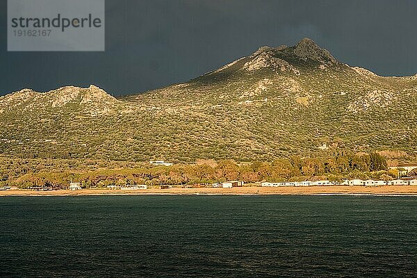 Berge mit der Maccia genannten Wildnis im Westen der Mittelmeer-Insel Korsika  Frankreich  Europa