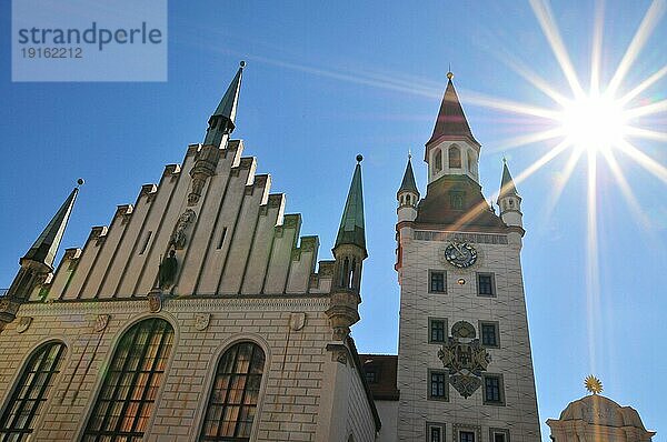 Altes Rathaus in München im Gegenlicht  Bayern  Deutschland  Europa