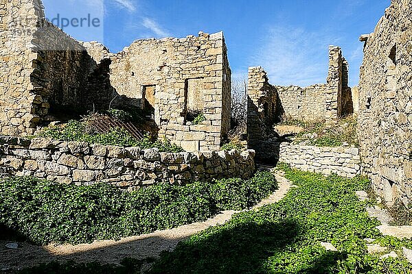 Ruinen von Occi. Der seit Jahrhunderten verlassene Ort ist ein Touristenmagnet im Westen der Mittelmeer-Insel Korsika  Frankreich  Europa